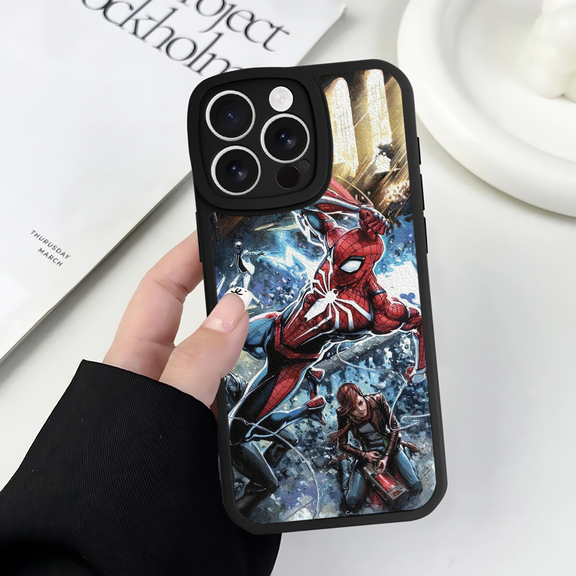 Spider Man スパイダーマン 【iPhone 16シリーズ対応】シリコンスマホケース（レザー調） 材質：シリコン